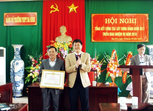 CB Sinh nhận GK huyện.JPG
