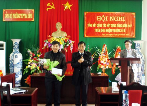 CB lý nhận khen.JPG