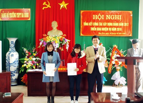 Trao thẻ đảng đợt 7-11.JPG