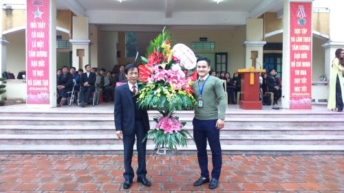 SV tặng hoa.JPG