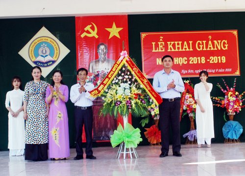 Tặng hoa.JPG