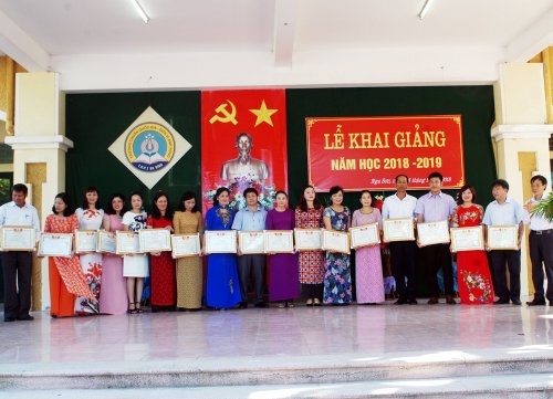 Nhận khen 1.JPG
