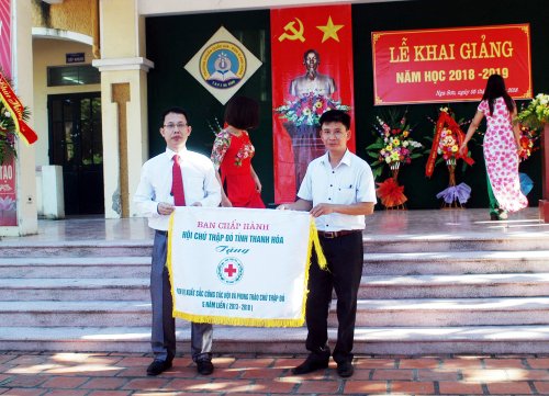 Tặng Cờ CTĐ.JPG