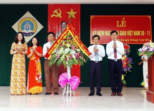 Tặng hoa.JPG